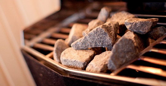 Positive and negative qualities of dry and wet steam in saunas.